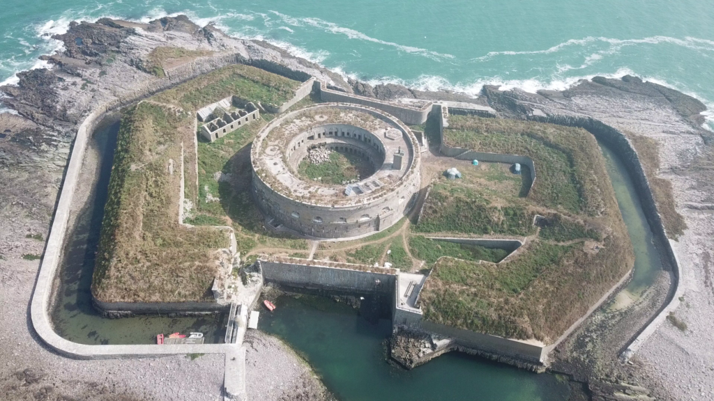 vue aérienne de l'ile du large saint marcouf