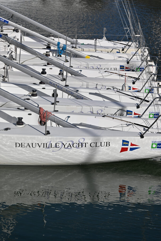 J80 du Yacht club de Deauville alignés dans le port