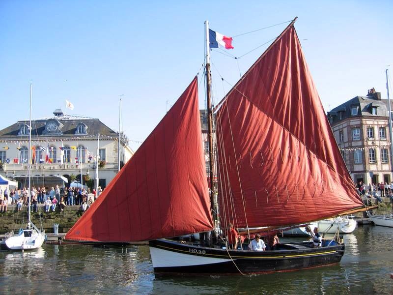 Chaloupe Sainte Bernadette avec ses voiles rouges dans le port de Honfleur