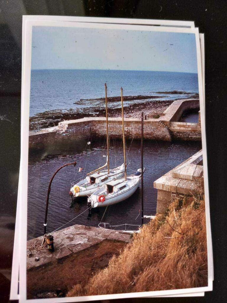 2 bateaux de plaisance amarrés dans le port de l'île du Large