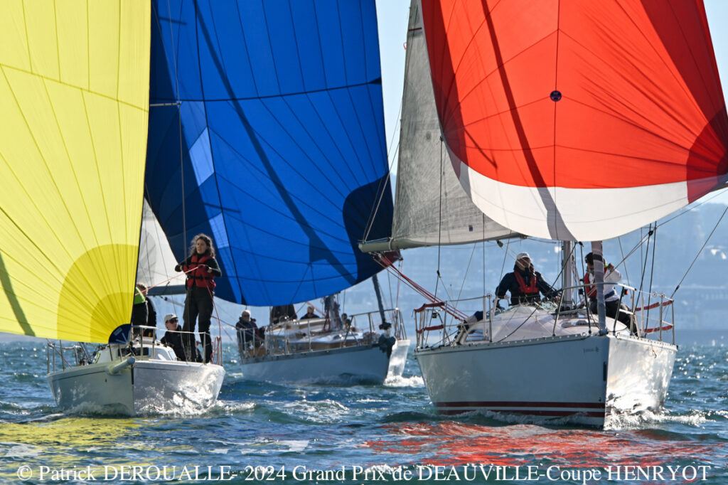 trois bateaux au spi en régate au grand prix de Deauville 2024